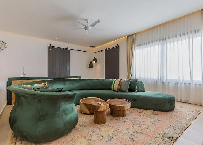 Stunning Modern 3br With Private Pool *